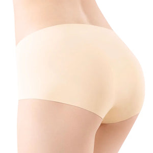 モデル着用で、シームレスのフィット感と軽さを自然に表現。