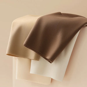 柔らかく軽い生地感が伝わるディテール。