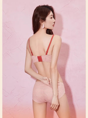 ギンガムチェックリボンブラの着用イメージ(2)。谷間とシルエットが美しく見える角度。