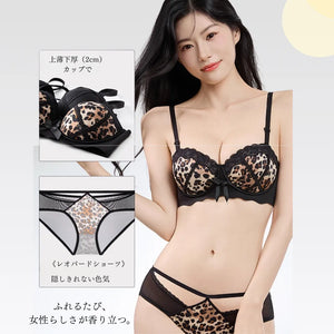 上薄下厚カップでふっくらボリュームを作り、レース×レオパード柄ショーツと合わせたセクシーな印象の一枚。