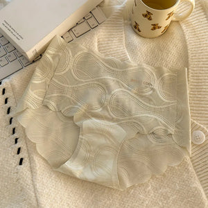 ヒップを自然に包み込む設計のバックスタイル