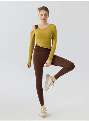 秋めく 裸感レイヤードヨガトップ 長袖 上品なカラー配色が特徴