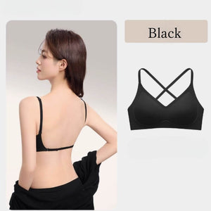 黒い美背ブラを後ろ姿で着用したモデル。