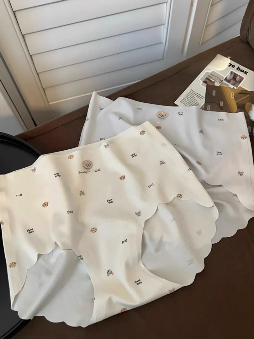 柔らかなコットンタッチ素材の平置きディテール