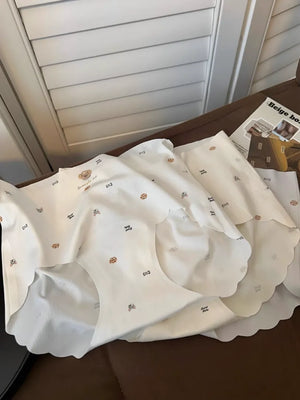 小さな犬モチーフが控えめに可愛いデザインの接写