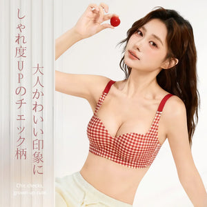 モデル着用イメージ。自然に盛れる丸胸ラインを確認。