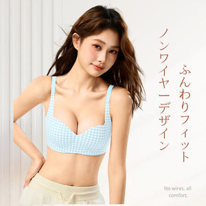 モデル着用イメージ。自然に盛れる丸胸ラインを確認。