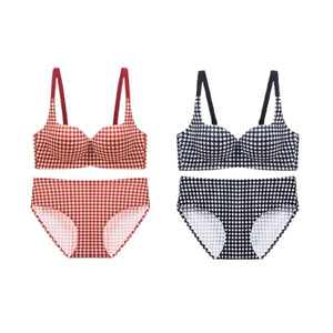 赤と黒チェック柄の2色ブラ&ショーツセット展示。