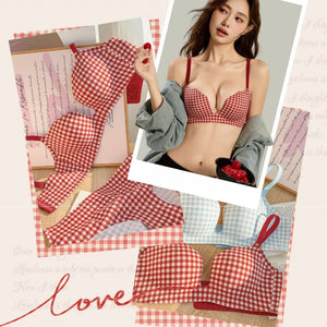 赤チェック柄のブラ展示(1)。自然な丸胸ラインを確認できる。