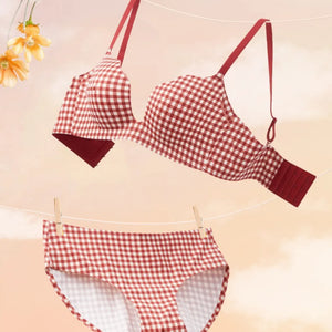 赤チェック柄のブラ展示(2)。自然な谷間と丸胸を演出。