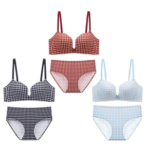 赤・黒・青の3色ブラ&ショーツセットの展示。