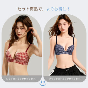 赤と黒チェック柄の2色ブラ&ショーツセット展示。