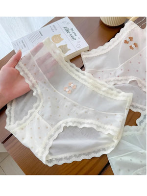 肌にふわっと馴染む柔らかな素材感の平置きディテール