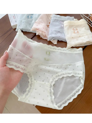 レーストリムが自然な可愛さを添える裾部分の接写