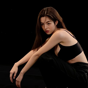 24時間ー快適ー無地ー美胸サポート- ブラックーモデル着用