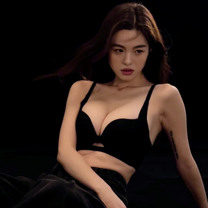 24時間ー快適ー無地ー美胸サポート- ブラックーモデル着用