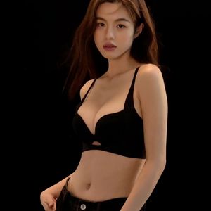 24時間ー快適ー無地ー美胸サポート- ブラックーモデル着用