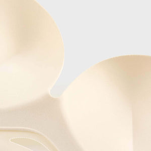 胸元に通気ホールを配置し、ムレにくく快適な着け心地に。