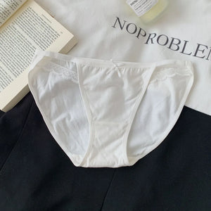 毎日穿ける軽やかなフィット感を示す平置きショット