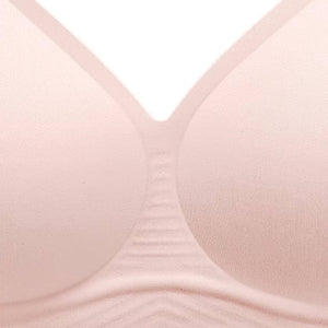 24H裸感ー通気ー加高設計のセンターがバストを中央に寄せ、しっかり支える安心構造。