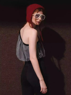 非対称デザインのワンショルダーシルエット。