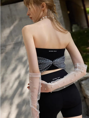 肩を美しく見せるチューブトップデザイン。