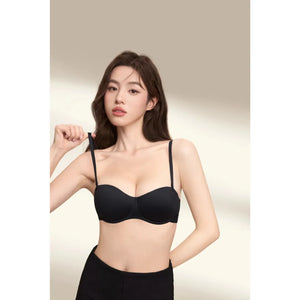 モデル着用イメージ、ノンワイヤーで動きやすい