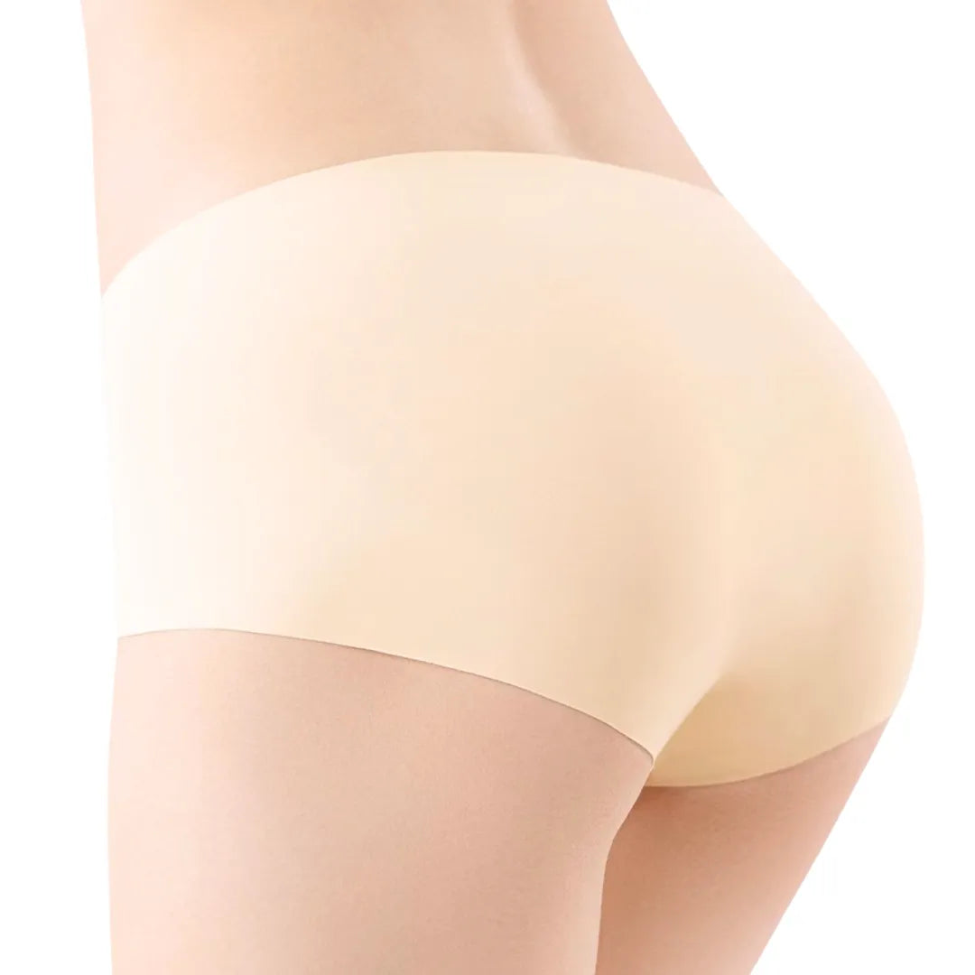 モデル着用で、シームレスのフィット感と軽さを自然に表現。