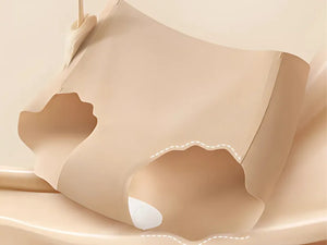 ヒップに自然に沿う立体的なバックライン。