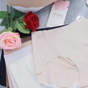 伸縮性と立体感をしっかり見せるカット。