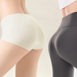 タイトな服でもラインが出にくいシームレス構造。