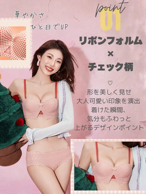 リボンとギンガムチェック柄のディテール。ガーリーで可愛らしいデザインが際立つ一枚。