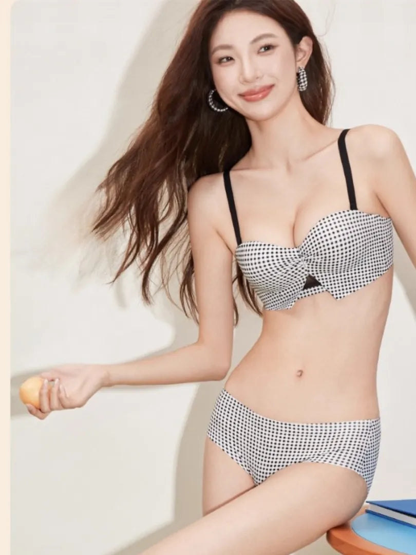 ギンガムチェックリボンブラの着用イメージ（3）。ガーリーで可愛い雰囲気のコーデ例。