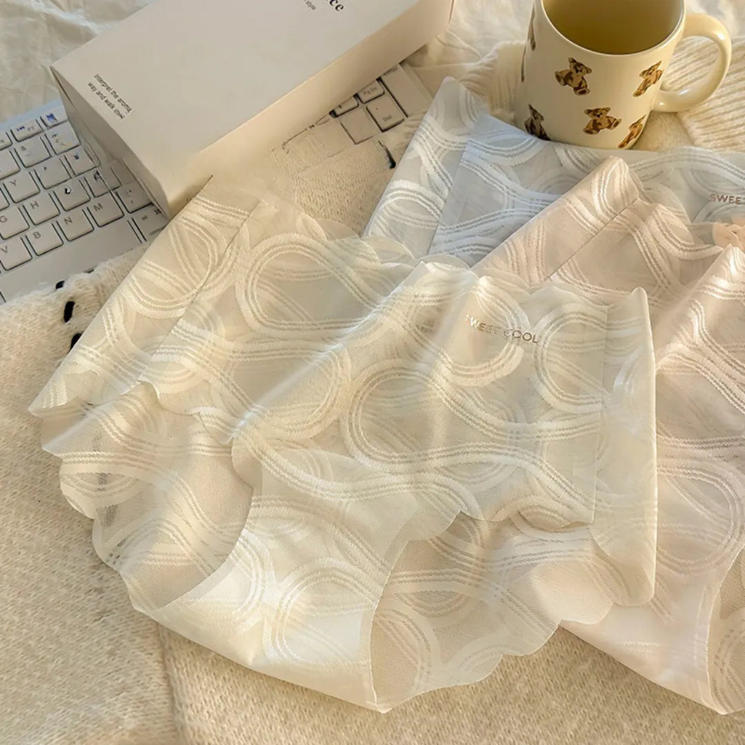 薄手で通気性のよい生地感を示す平置きショット