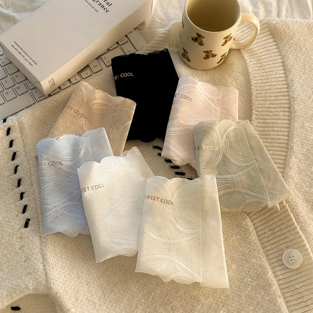 肌にふわっと馴染む柔らかな素材感のディテール