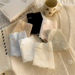 肌にふわっと馴染む柔らかな素材感のディテール