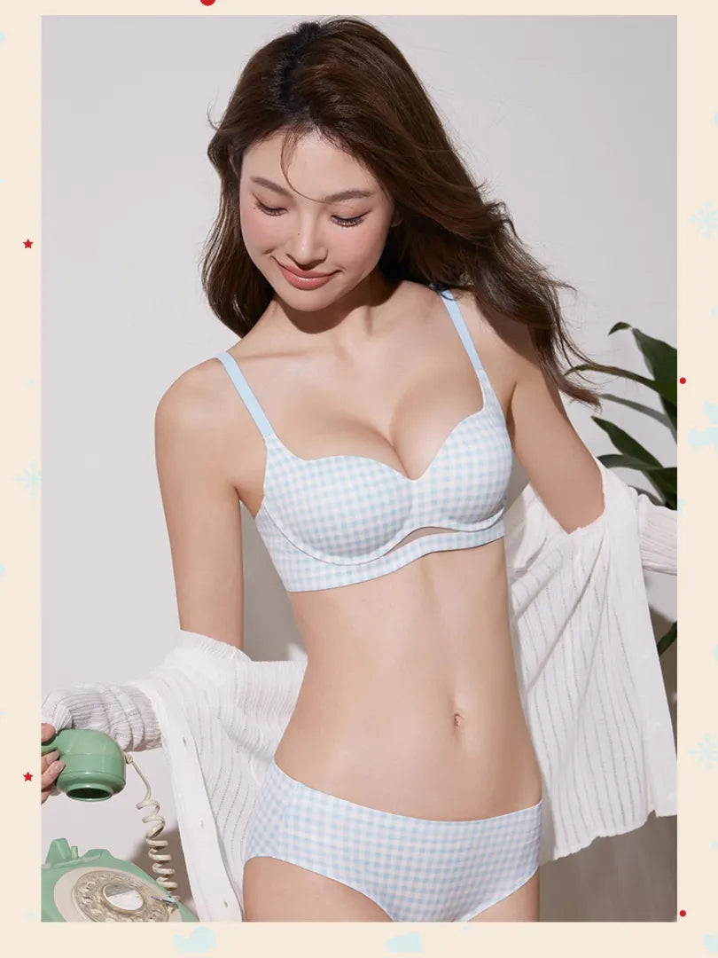 ブルーチェック柄の着用イメージ（3）。ノンワイヤーでも安定したフィット感。