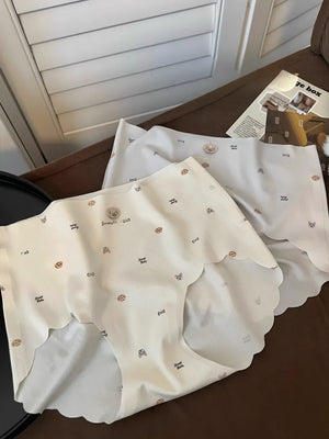 柔らかなコットンタッチ素材の平置きディテール