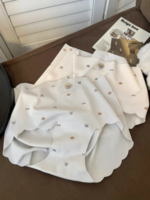 自然にヒップを包み込む丸みのあるシルエット