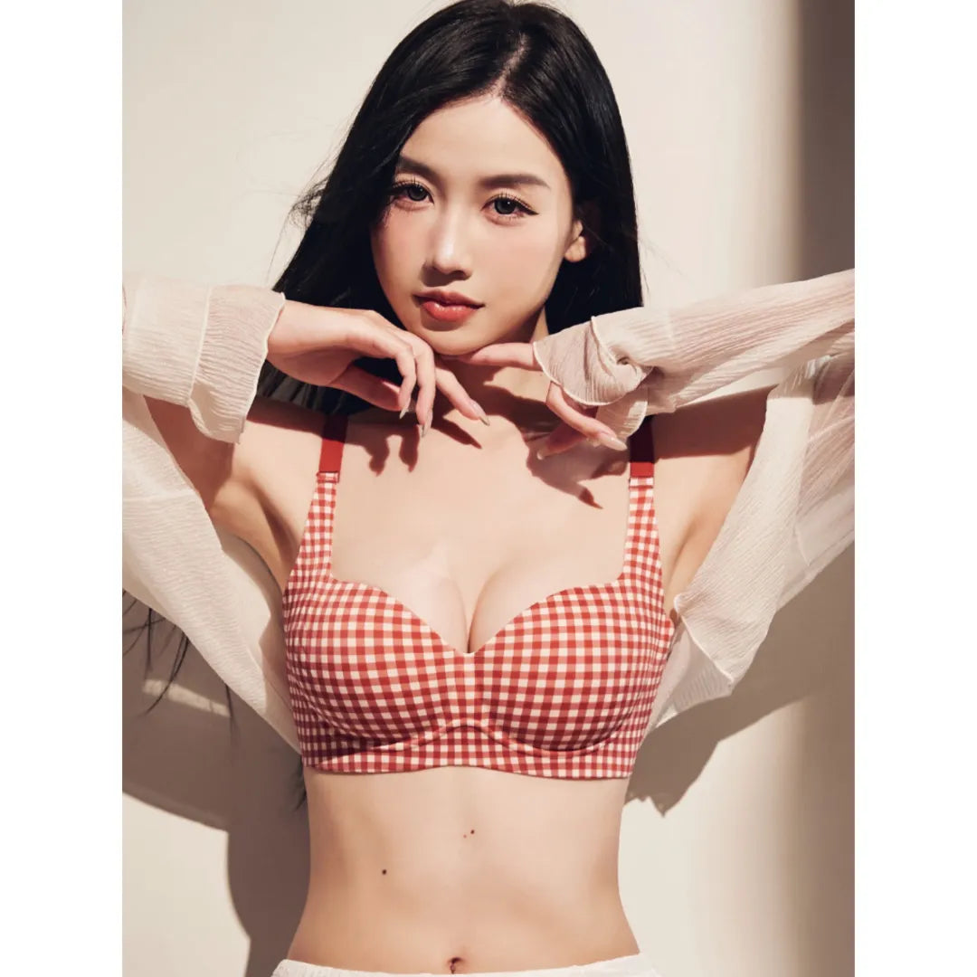 モデル着用イメージ。通勤用ブラの自然な丸胸ラインと脇高設計を紹介。