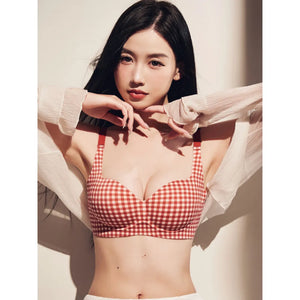 モデル着用イメージ。通勤用ブラの自然な丸胸ラインと脇高設計を紹介。