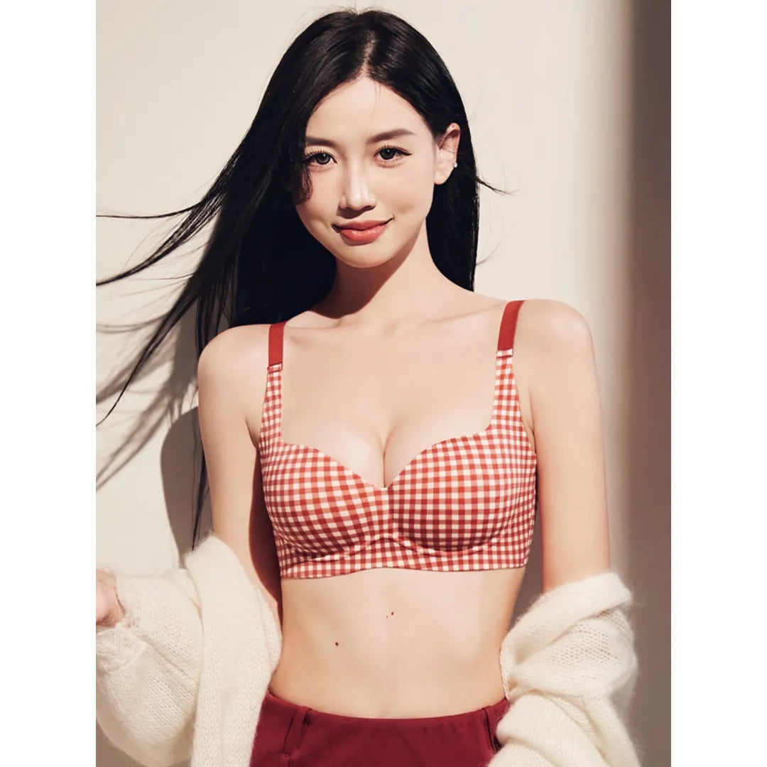 モデル着用イメージ。通勤用ブラの自然な丸胸ラインと脇高設計を紹介。