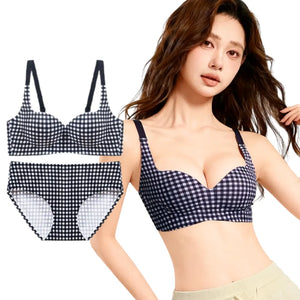 黒チェック柄ブラ＆ショーツセットの展示。