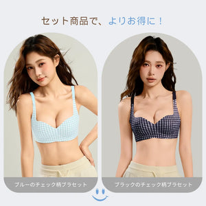 青と黒チェック柄の2色ブラ＆ショーツセット展示。