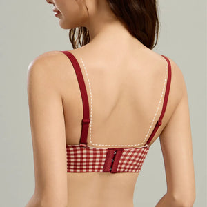 背中までスッキリ見える美背シルエット。