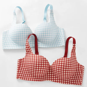 赤チェック柄と青チェック柄のブラを並べた比較画像。