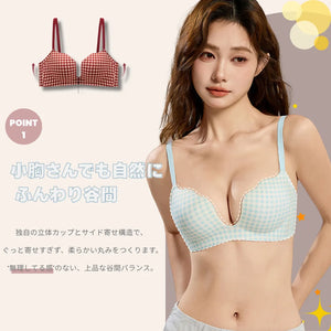 小胸でも自然に寄せ上げる構造で谷間を強調。