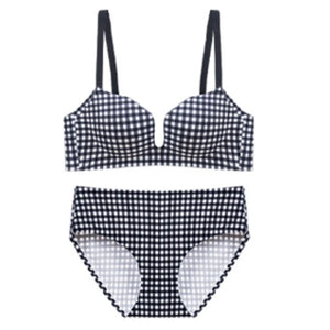 黒チェック柄ブラ＆ショーツセットの商品展示。