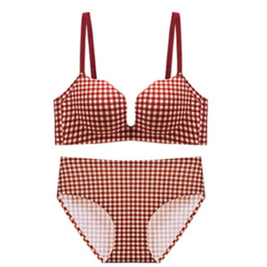 赤チェック柄ブラ＆ショーツセットの商品展示。