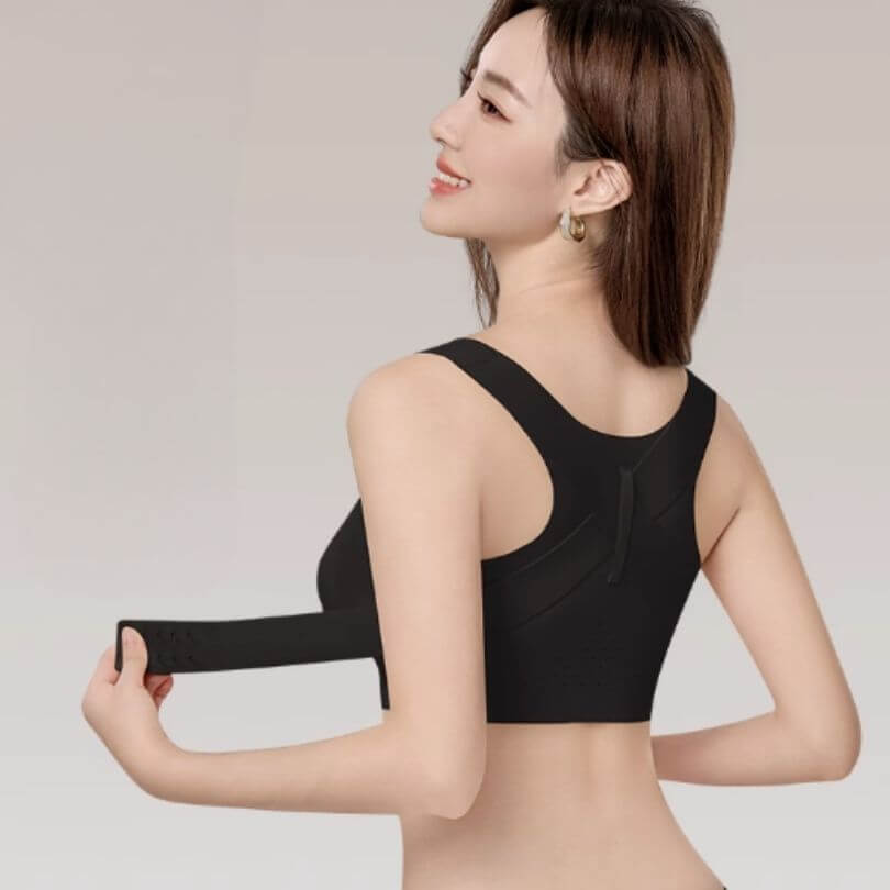 モデルの美しい後ろ姿が際立つカット（ブラックブラ）